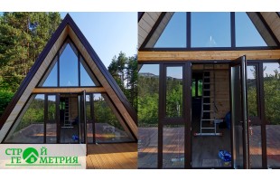 Стройгеометрия Треугольный дом из дерева с большими окнами, второй свет